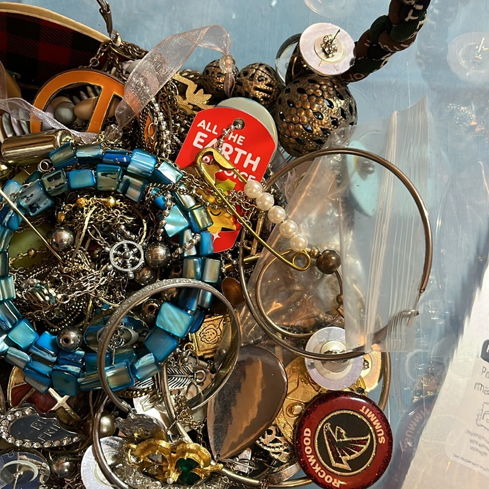 Scrap lot, 2.42 lbs, some wearable but most scrap lot 07257 - Picture 6 of 10